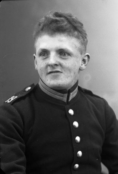 Porträtt av en herre i militäruniform. Ateljefoto.