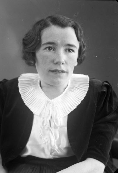 Porträtt av en dam. Ateljefoto.