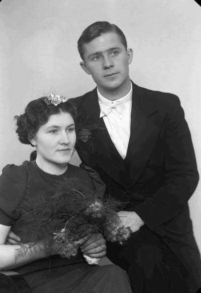 Porträtt av ett brudpar. Ateljefoto.