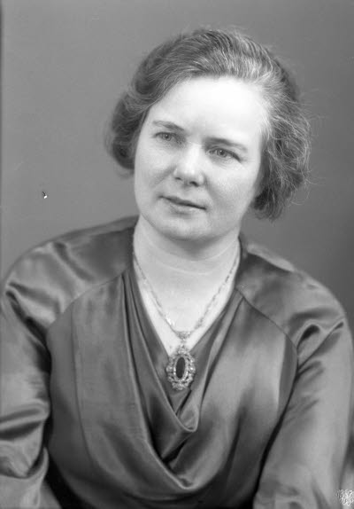 Porträtt av en dam. Ateljefoto.