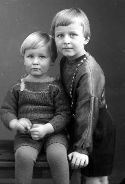 Porträtt av två barn. Ateljefoto.