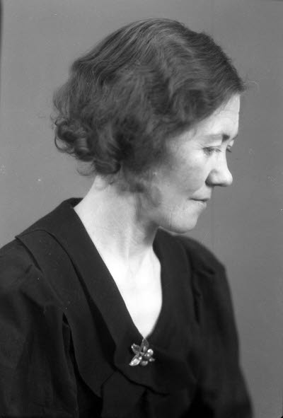 Porträtt av en dam. Ateljefoto.