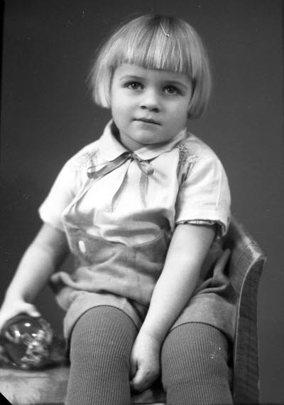 Porträtt av ett barn. Ateljefoto.