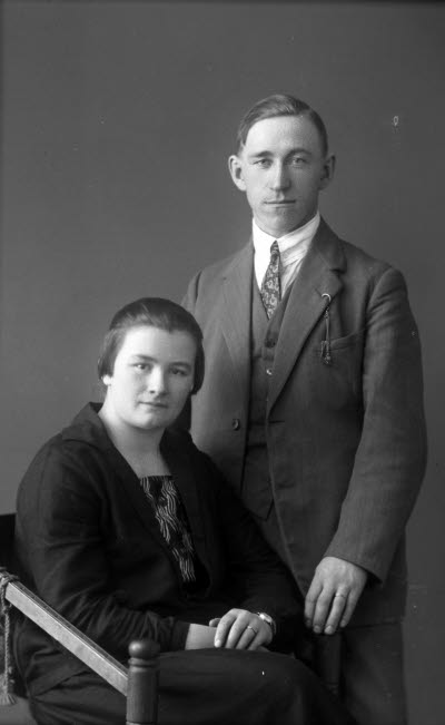 Porträtt av en herre och en dam. Ateljefoto.