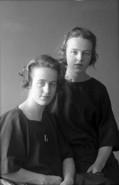 Porträtt av 2 damer. Ateljefoto.