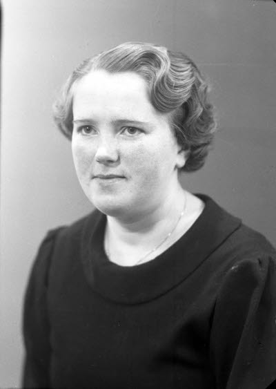 Porträtt av en dam. Ateljefoto.