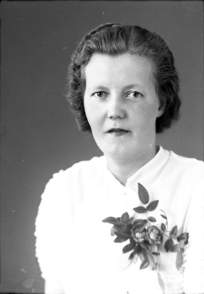 En flicka. Konfirmationsfoto?