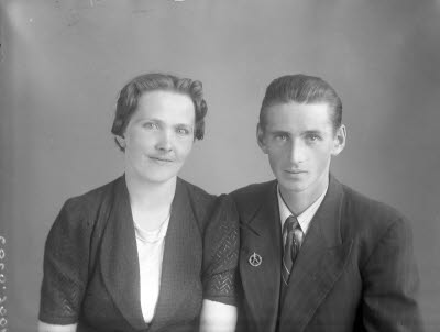 Porträtt av ett par; en herre och en dam. Ateljefoto.