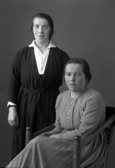 Porträtt av två damer. Ateljefoto.