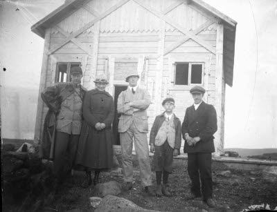 Toppstugan; utflykt; tre herrar, en pojke, en dam. Oidentifierade.