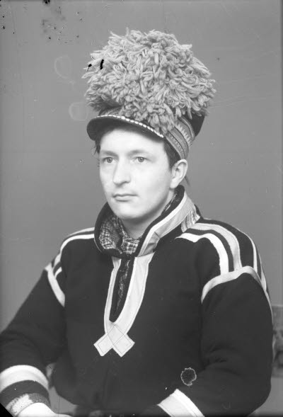 Porträtt av en herre i samedräkt.