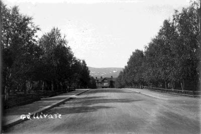 Järnvägsstation med stationshuset i bakgrunden.