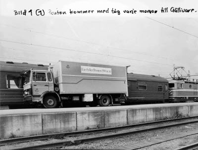 Postbuss vid järnvägsstationen i Gällivare. Posten hämtas varje morgon.