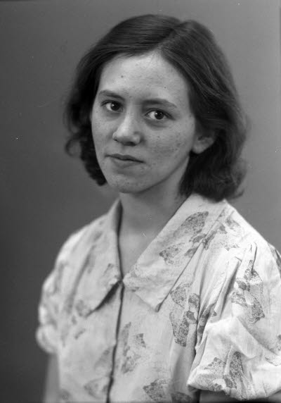 Porträtt av en dam. Ateljefoto.