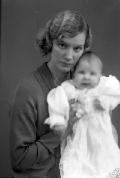 Porträtt av en dam och ett barn; mor och barn. Ateljefoto.