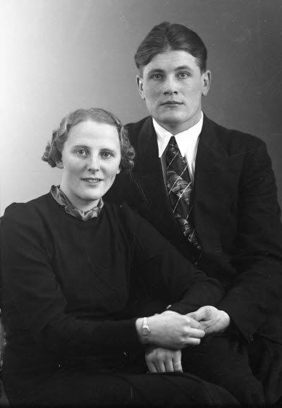 Porträtt av ett par; en dam och en herre. Ateljefoto.