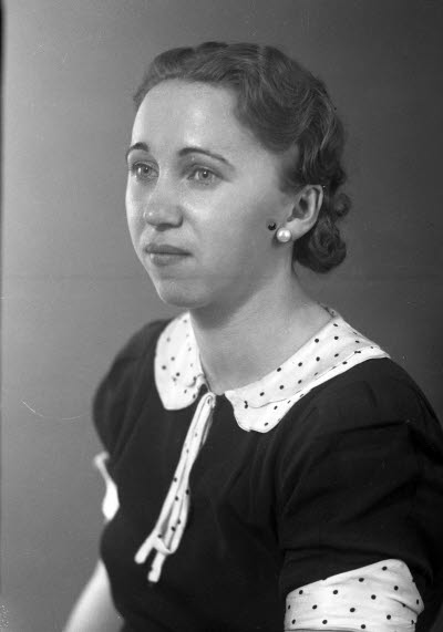 Porträtt av en dam. Ateljefoto.