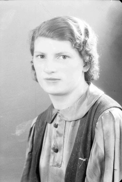 Porträtt av en dam. Ateljefoto.