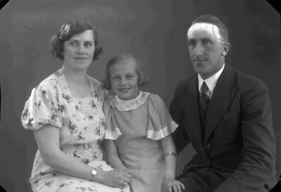 Porträtt av en herre, en dam och ett barn, flicka. Ateljefoto.