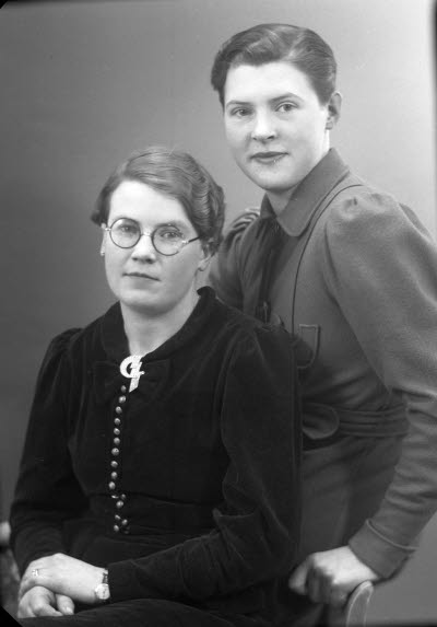 Porträtt av två damer. Ateljefoto.