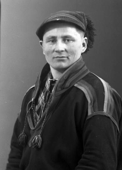 Porträtt av en herre i samedräkt. Ateljefoto.