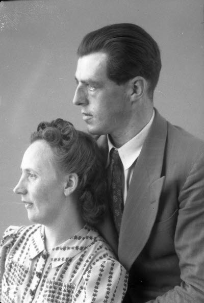 Porträtt av ett par; en herre och en dam. Ateljefoto.