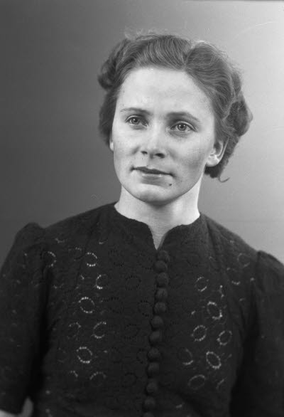 Porträtt av en dam. Ateljefoto.