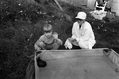 En dam och ett barn 1994-08-27.