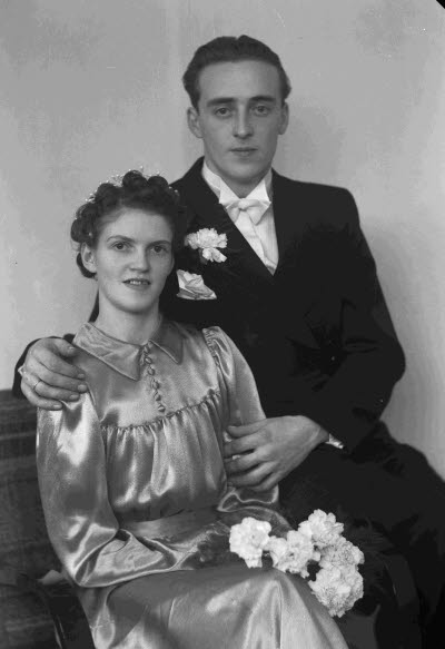 Porträtt av ett brudpar. Ateljefoto.