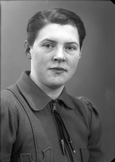 Porträtt av en dam. Ateljefoto.