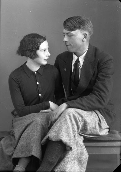 Porträtt av ett par. En dam och en herre. Ateljefoto.