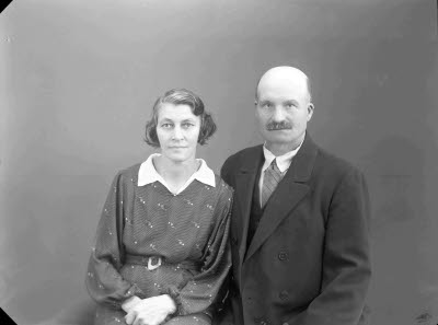 Porträtt av ett par; en herre och en dam. Ateljefoto.