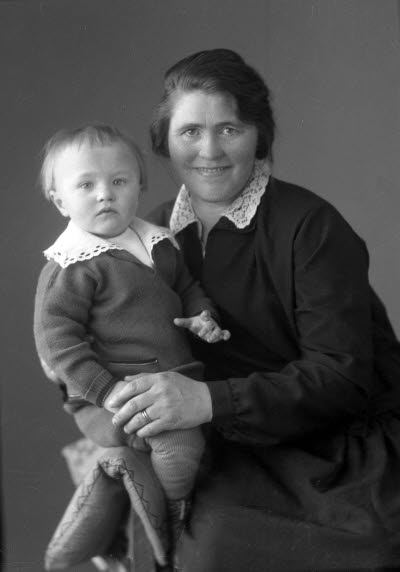 Porträtt av en dam och ett barn; mor och barn. Ateljefoto.