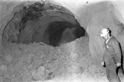 Natten mot den 9 mars 1993. Genomslag i snedbana 600-815 m nivån,730 m.avv,t.h. i bild Jan Olsson.