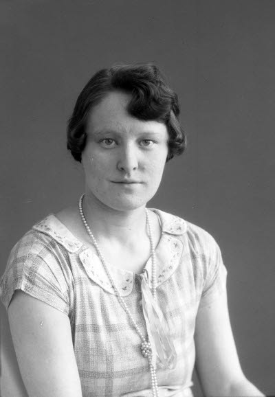 Porträtt av en dam. Ateljefoto.