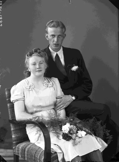 Porträtt av ett brudpar.