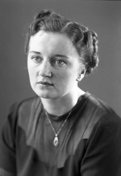 Porträtt av en dam. Ateljefoto.