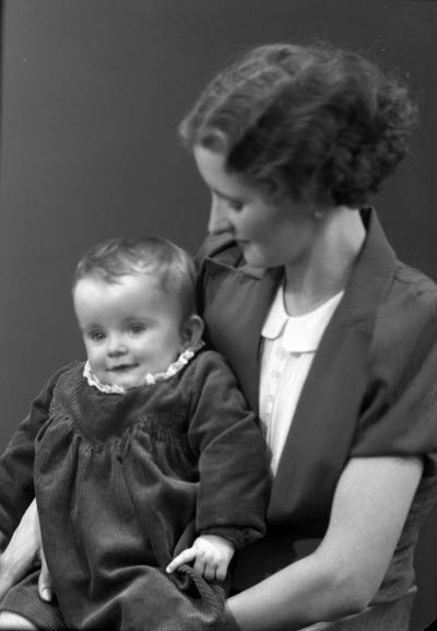 Porträtt av en dam och ett barn. Ateljefoto.