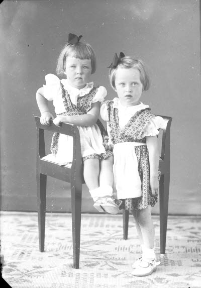 Porträtt av två barn.