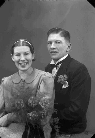 Porträtt av ett brudpar. Ateljefoto.