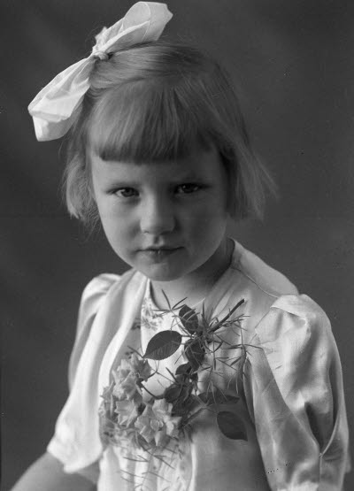 Porträtt av ett barn; en flicka. Ateljefoto.