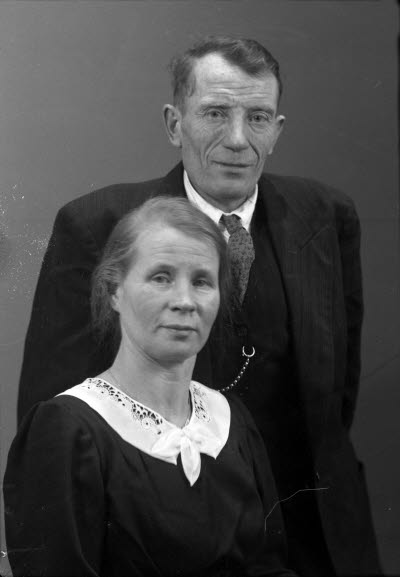 Porträtt av ett par; en herre och en dam. Ateljefoto.