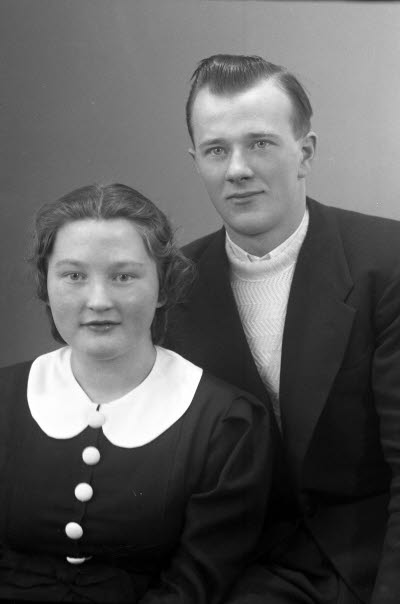 Porträtt av ett par; en herre och en dam. Ateljefoto.