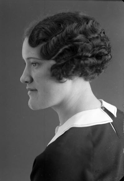 Porträtt av en dam. Ateljefoto.