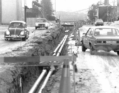 Per Högströmsgatan, Gällivare. Vägarbete; rördragning/ledningsarbete; grävning.