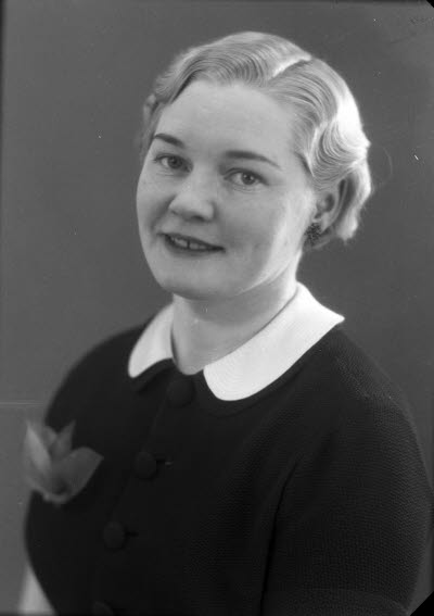 Porträtt av en dam. Ateljefoto.