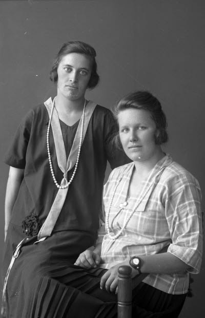 Porträtt av 2 damer. Ateljefoto.