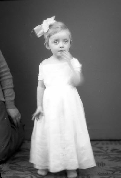 Porträtt av ett barn, en flicka. Ateljefoto.