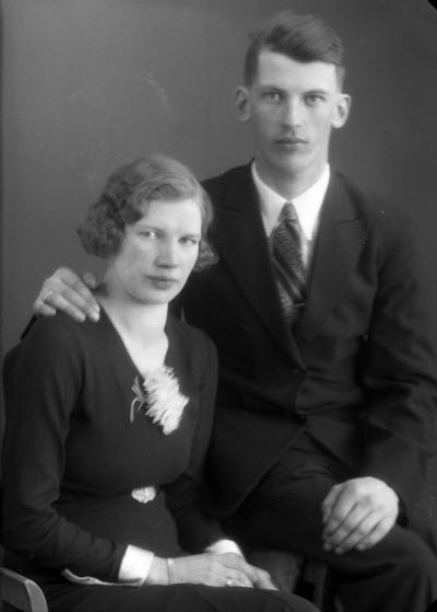 Porträtt av ett par; en herre och en dam. Ateljefoto.