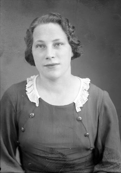 Porträtt av en dam. Ateljefoto.